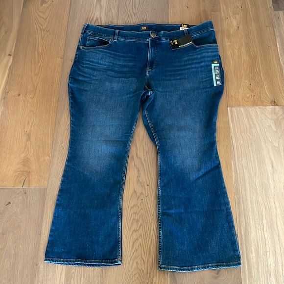 Lee Women's Plus Size Legendary Mid Rise Bootcut Jean NWT Size 26W Medium - Picture 5 of 16